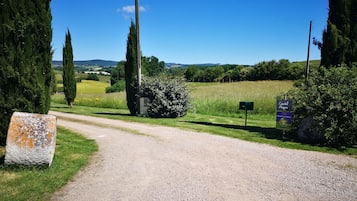 Una carretera rural con un cartel que indica el lugar llamado 'Castel Margna'.