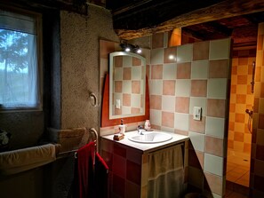 Quarto casal tradicional, no piso térreo (Coquelicot) | Banheiro | Chuveiro, secador de cabelo, toalhas de banho 