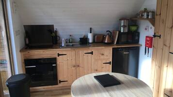 Een koelkast, een kookplaat, een waterkoker, een broodrooster