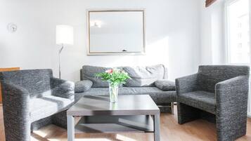 Apartment, 1 Bedroom (2. Floor) | Living room | Flat-screen TV