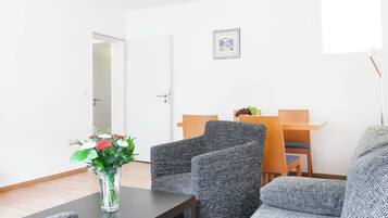 Apartment, 1 Bedroom (2. Floor) | Living room | Flat-screen TV