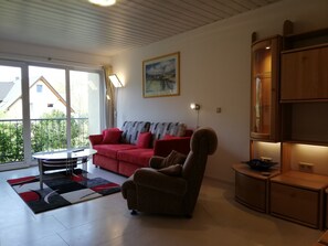 Smart-TV, DVD-spiller, bøker og musikkbibliotek