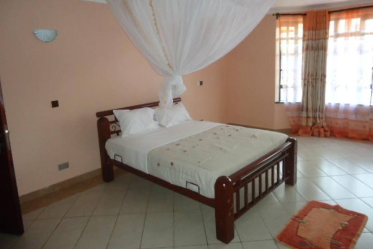 Estúdio conforto, cozinha americana | Camas Select Comfort, cofres nos quartos, escrivaninha