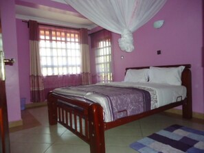 Select Comfort beds, in-room safe, desk, laptop workspace - Hawie Classic Homestay (Syokimau)