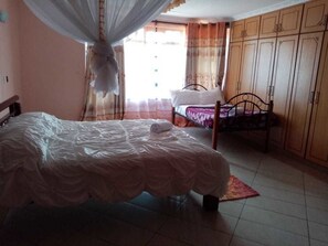 Select Comfort beds, in-room safe, desk, laptop workspace - Hawie Classic Homestay (Syokimau)