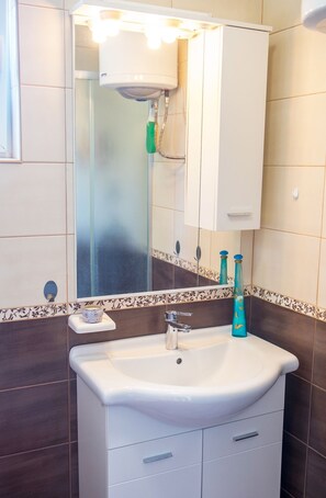 Huvila, 2 makuuhuonetta | Kylpyhuone | Suihku, hiustenkuivaaja, pyyhkeet, sampoo