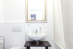 Apartamento, 1 quarto | Pia do banheiro