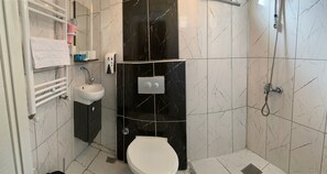Habitación junior | Baño | Regadera, amenidades de baño gratuitas, secadora de cabello, pantuflas