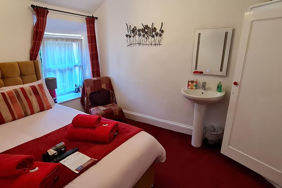 Room 4 Small Double Room (2nd Floor) | Individually decorated, individually furnished, iron/ironing board