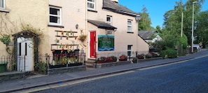 Front of property - Holly Cottages Guest House (Windermere)