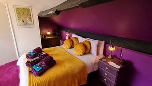 Room 7 Large Double Room (2nd floor) - Holly Cottages Guest House (Windermere)
