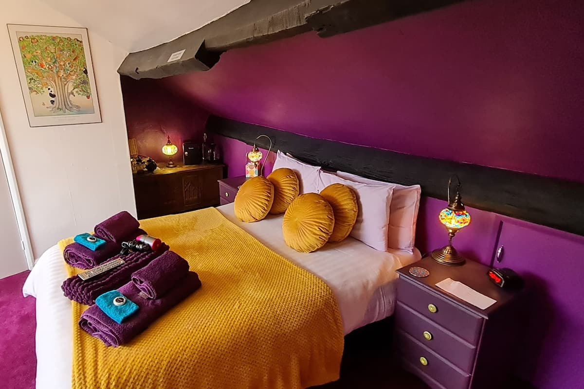 Room 7 Large Double Room (2nd floor) | Individually decorated, individually furnished, iron/ironing board