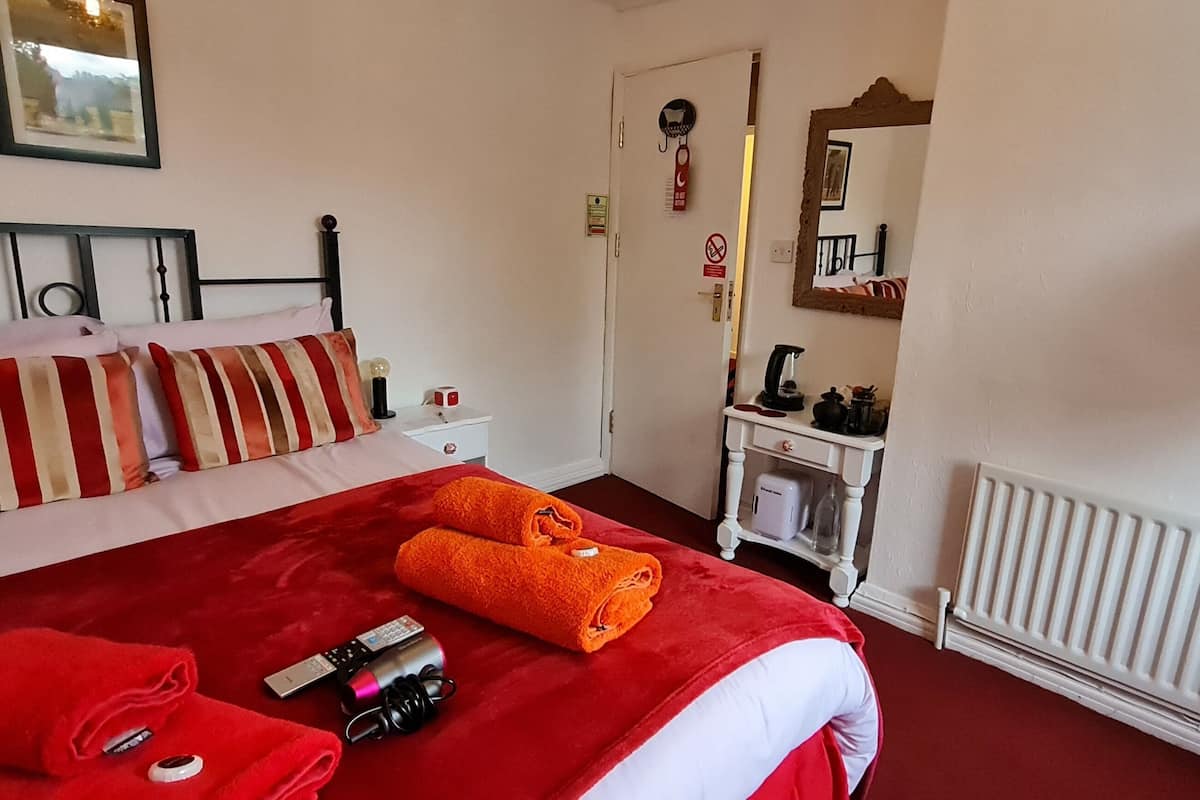 Room 3 Double Room, Shared Bathroom (Back) | Individually decorated, individually furnished, iron/ironing board