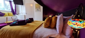 Standard-Doppelzimmer (Second Floor) | Badezimmer | Dusche, kostenlose Toilettenartikel, Haartrockner, Handtücher