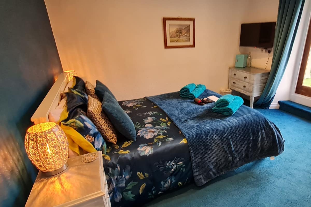 Room 1 Large Double Room (1st floor) | Individually decorated, individually furnished, iron/ironing board