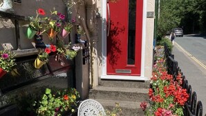 Front of property - Holly Cottages Guest House (Windermere)