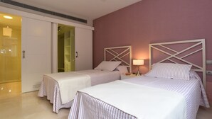 Ett hotellrum med två sängar, en rymlig klädkammare och ett badrum.