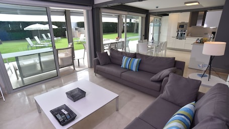 TV. Apartment with free WiFi, AC and direct access to the beach