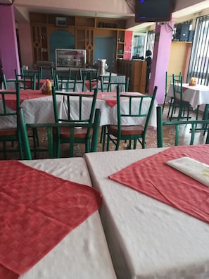 Breakfast, lunch and dinner served - New Journa Complex Hotel (Naro Moru)