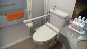 Ducha y bañera combinadas, secador de pelo, bidé electrónico y toallas