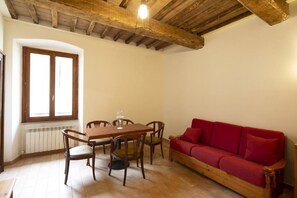 클래식룸 | 거실 공간 | 디지털 채널 시청이 가능한 32인치 평면 TV, TV