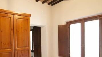 Deluxe Room | Desk, laptop workspace, bed sheets