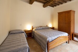 Desk, laptop workspace, bed sheets - B&B Giulia (Foligno)