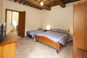 Desk, laptop workspace, bed sheets - B&B Giulia (Foligno)