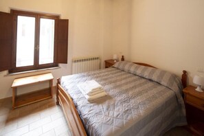 Desk, laptop workspace, bed sheets - B&B Giulia (Foligno)