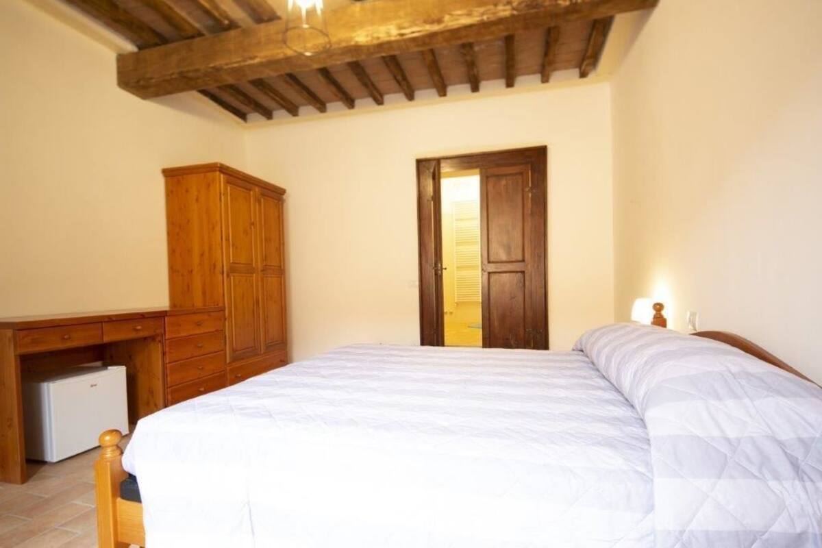 Escritorio, espacio para trabajar con laptop y ropa de cama