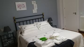 4 bedrooms, iron/ironing board, free WiFi, bed sheets