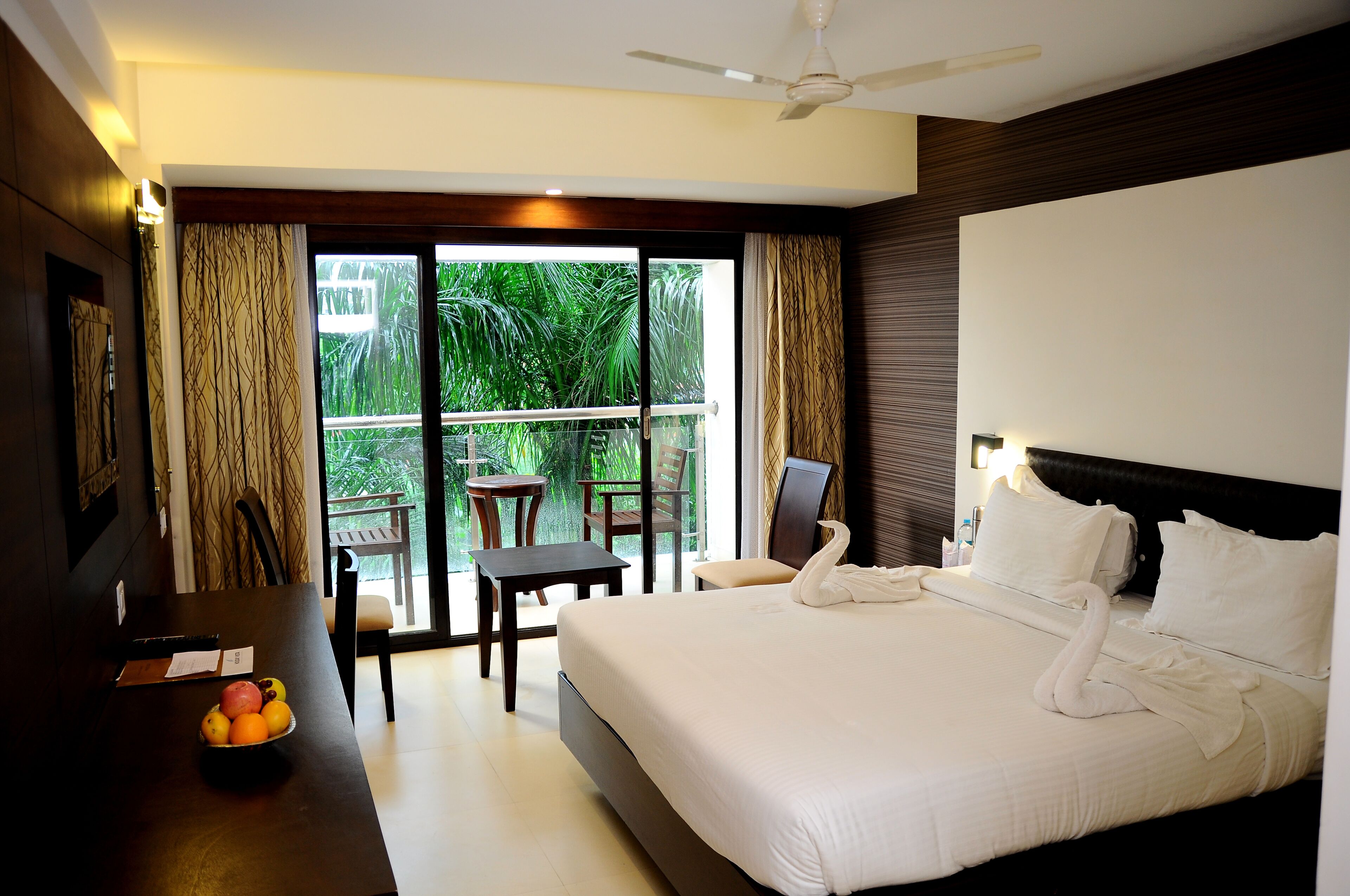 Executive Room | Minibar, in-room safe, desk, soundproofing