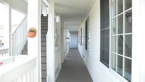 A corridor with a staircase, white railings, and a hanging flower pot. - Family Lodge Hatagoya Nirasaki (Nirasaki)