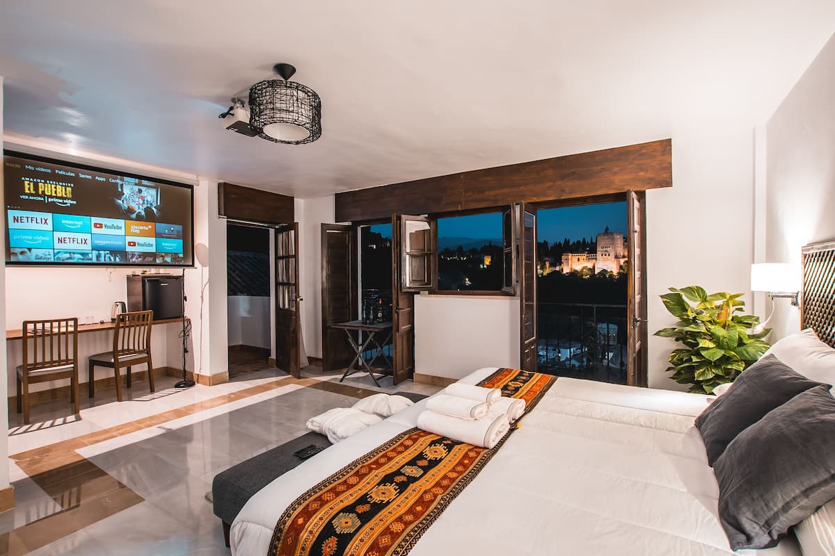 Junior suite, balkon (Alhambra view and Cinema) | 1 slaapkamer, individueel gedecoreerd, individueel gemeubileerd