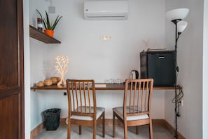Decoración personalizada, muebles diferentes, escritorio y wifi gratis 