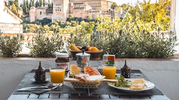 Esmorzar diari a la carta (5 EUR per persona)