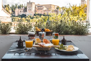 Daily cooked-to-order breakfast for a fee - Alma San Nicolás - Hotel Boutique (Granada)