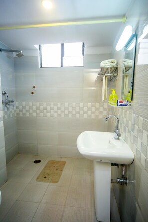 Shower, free toiletries, slippers, towels - Thamel Home (Kathmandu)