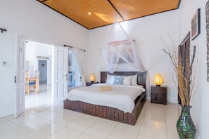Vila, 3 quartos, piscina particular | 3 quartos, cofres nos quartos, espaço de trabalho para notebook
