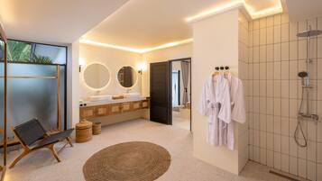 Villa, 3 slaapkamers, privézwembad | Badkamer | Een douche, een haardroger, handdoeken, zeep