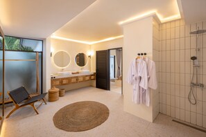 Villa, 3 Bedrooms, Private Pool | Bathroom | Shower, hair dryer, towels, soap - AV Villa Matahari (Seminyak)
