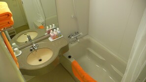 Duschwanne, Haartrockner, Toilette mit elektrischem Bidet, Handtücher