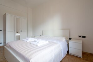 City Apartment | 4 bedrooms, premium bedding, down duvets, individually furnished - Novoli 4 Bedrooms by Mmega (Florence)
