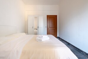 4 bedrooms, premium bedding, down duvets, individually furnished - Novoli 4 Bedrooms by Mmega (Florence)