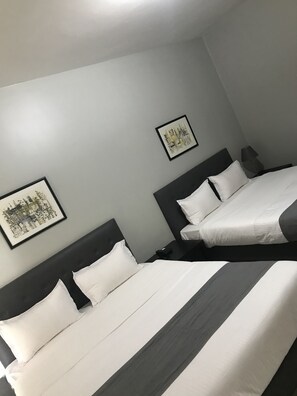 Minibar, caja de seguridad en la habitación y escritorio 