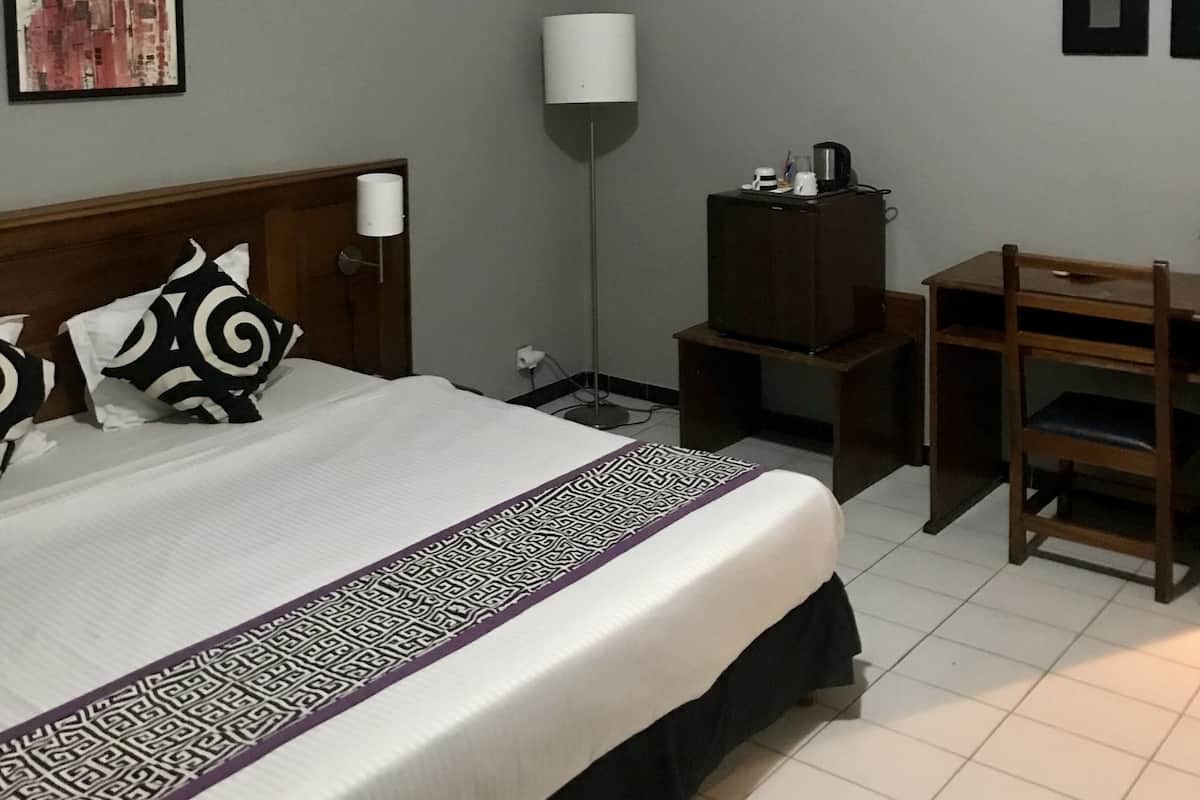 Single Room | Minibar, in-room safe, desk, laptop workspace