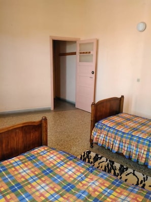 2 bedrooms, desk