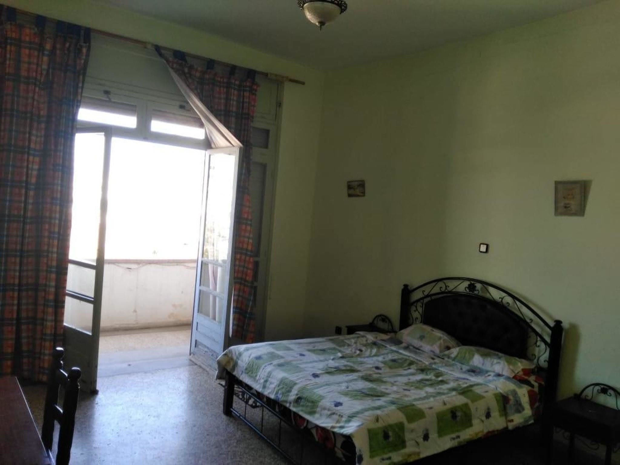2 bedrooms, desk