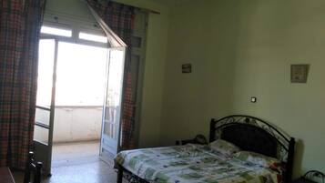 2 bedrooms, desk