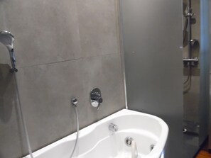 Bañera, secador de pelo, bidet, toallas